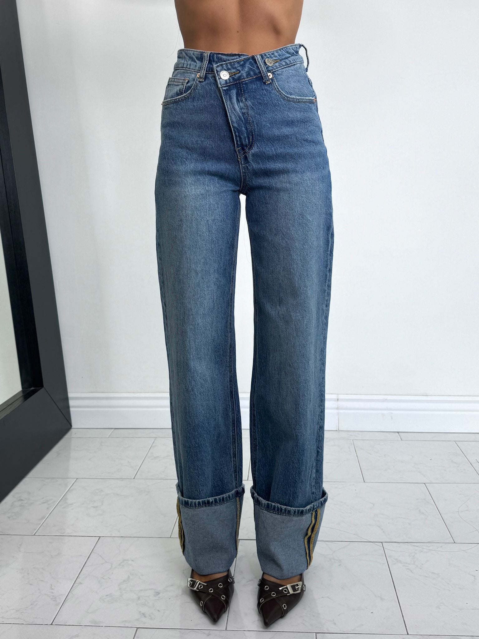 Jeans tendenza con piegone