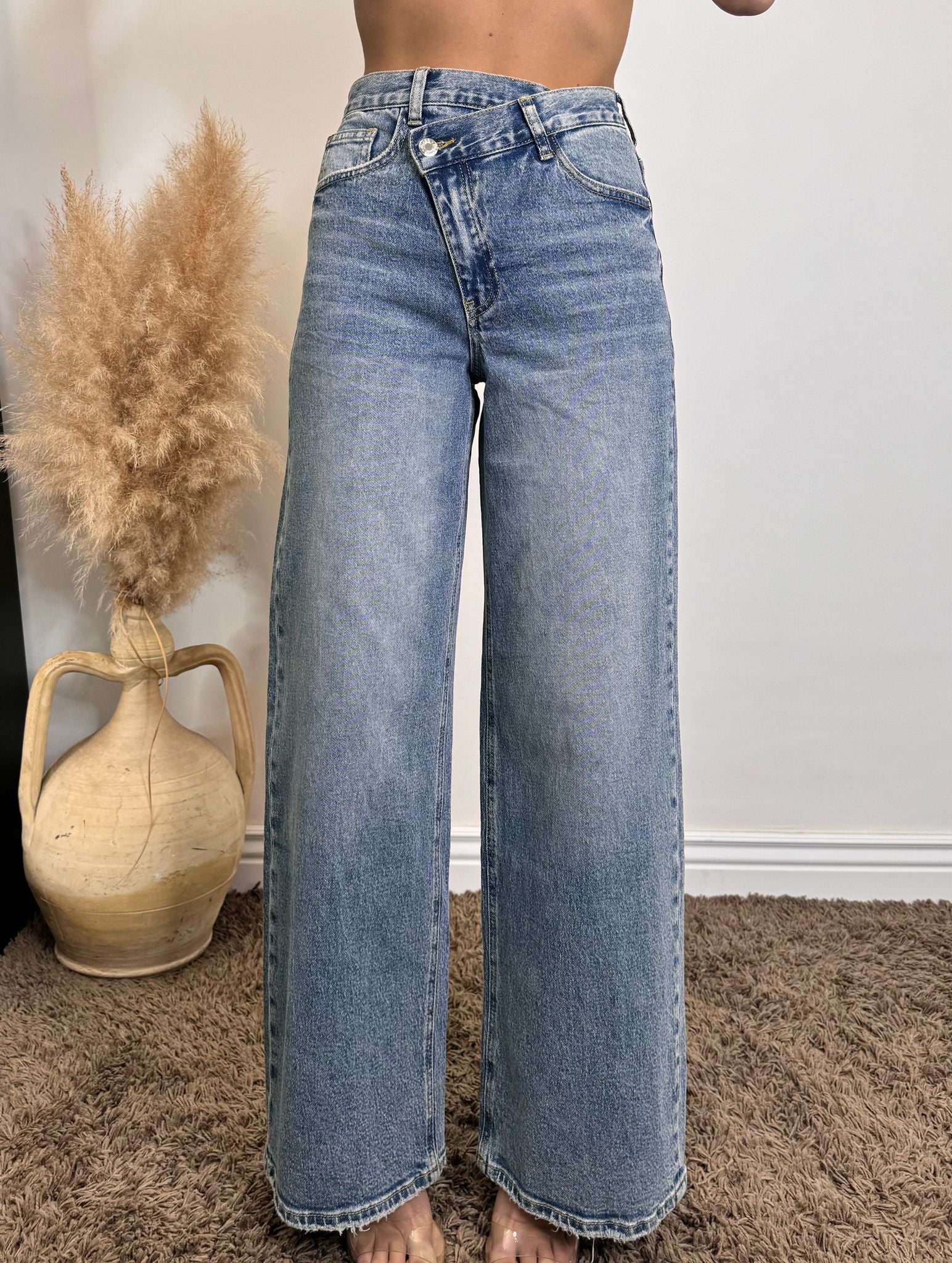 Jeans bottone asimmetrico