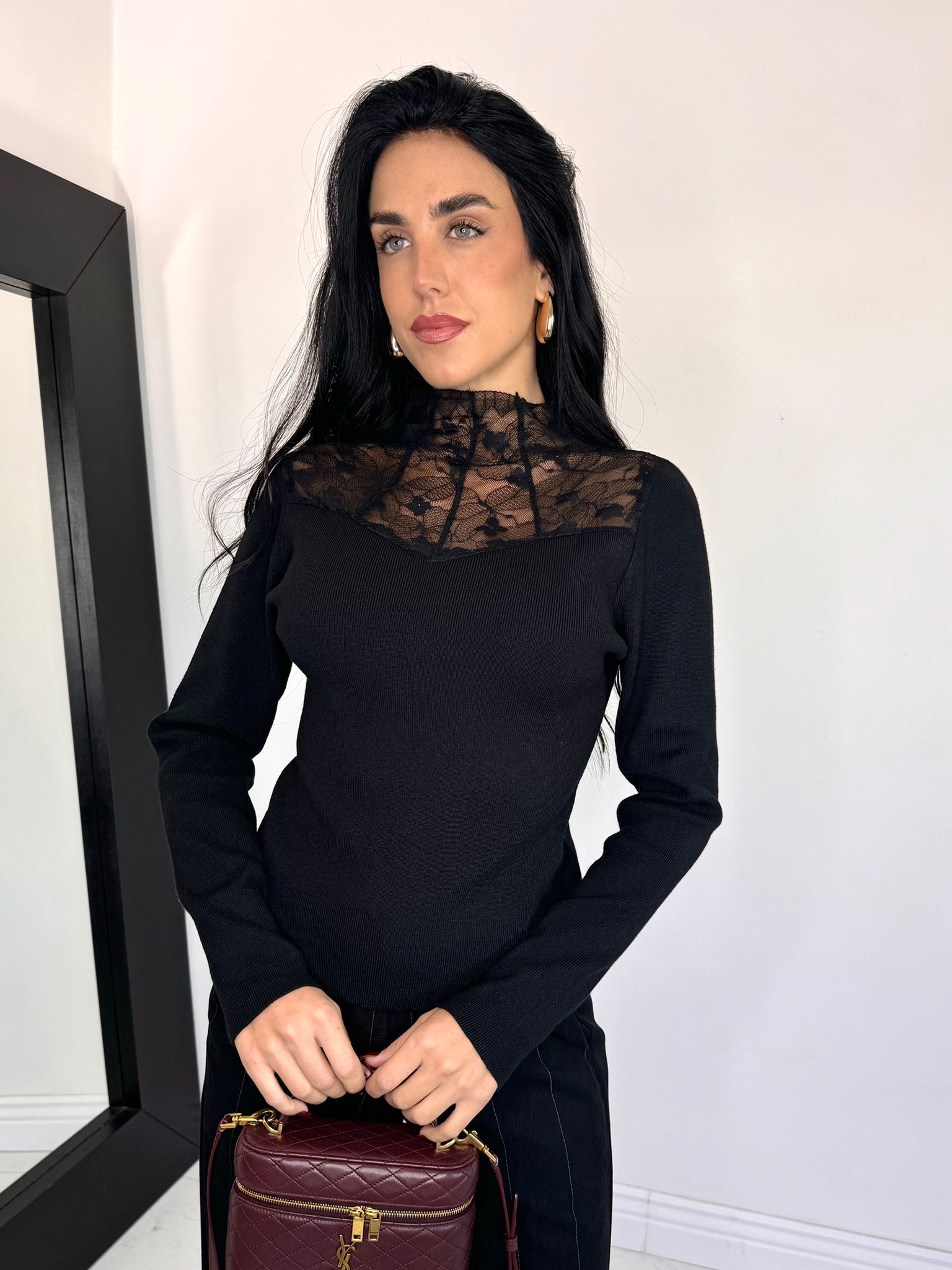 Maglia scollo pizzo nera