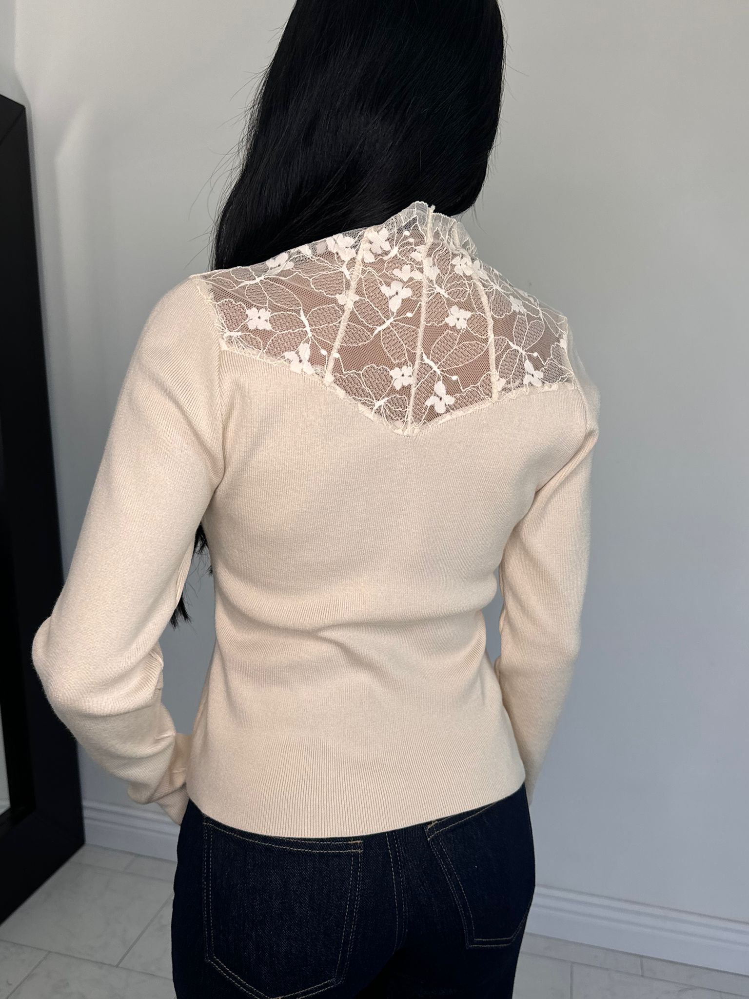 Maglia scollo pizzo beige