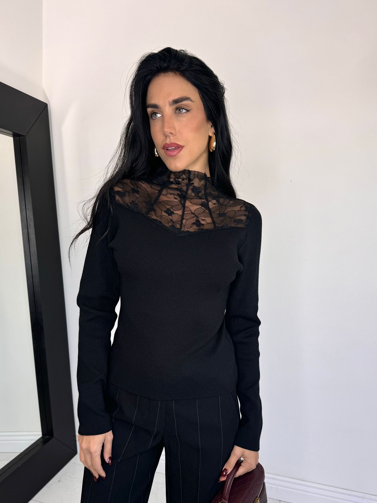 Maglia scollo pizzo nera